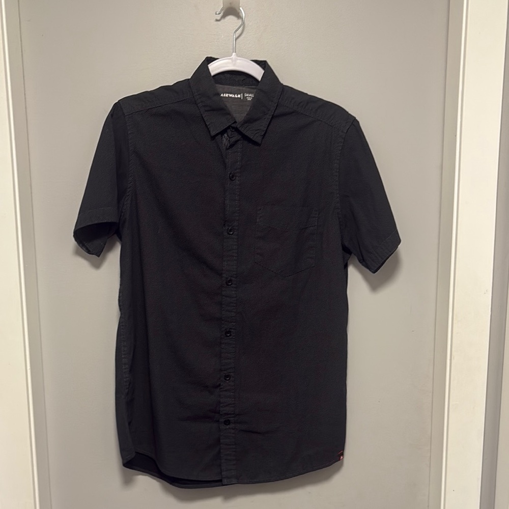 ☀️Airwalk Small Men's Black button up dress TShirt